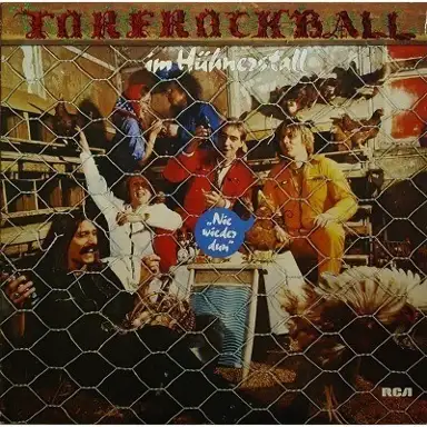 Torfrockball im Hühnerstall