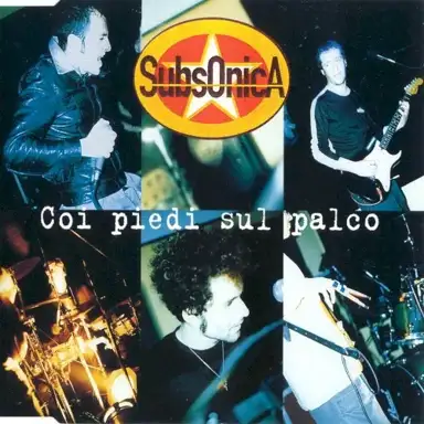 Coi piedi sul palco
