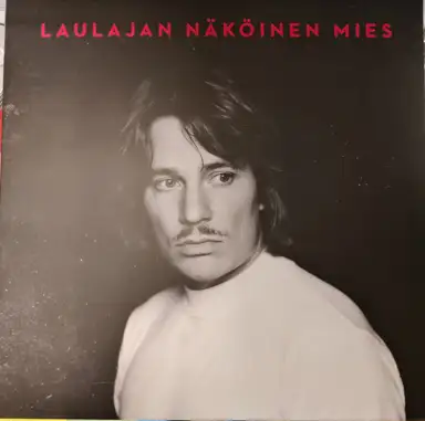Laulajan näköinen mies