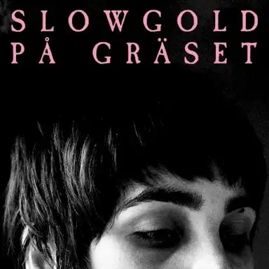 På gräset
